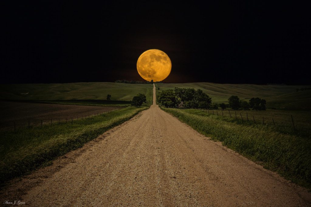 road-to-nowhere-supermoon-aaron-j-groen-www-homegroenphotography-com-supermoon-rises-over-this-road-to-nowhere-in-eastern-south-dakota