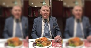 Cashier asks 86-year-old widower to christmas dinner _ everything inspirational