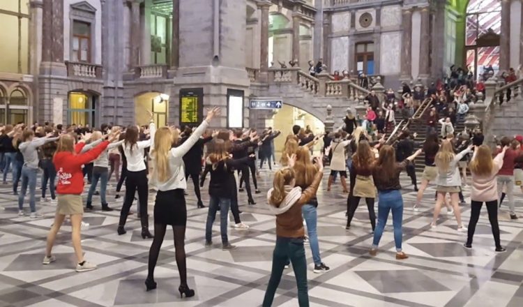Train Station Turns Into Epic 'Grease' Flash Mob _ everything inspirational