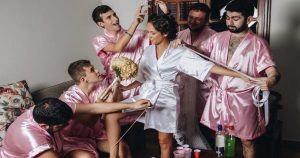 Bride Didn't Have Girlfriends, So She Invited Guys for Her Bridal Photos _ everything inspirational