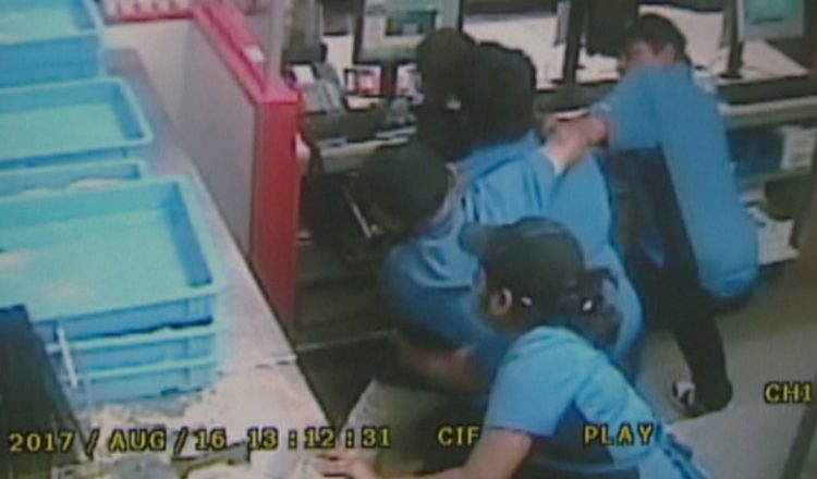 Domino's Pizza Employees Bravely Fight Off An Armed Robber _ everything inspirational