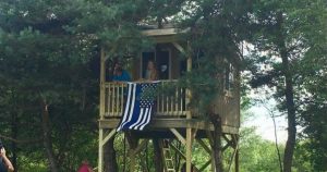 Officers Complete Tree House for Trooper's Daughter After He Passed _ everything inspirational