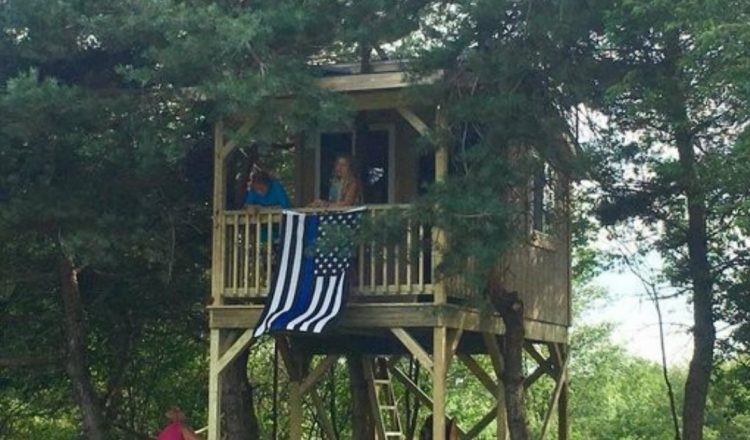 Officers Complete Tree House for Trooper's Daughter After He Passed _ everything inspirational