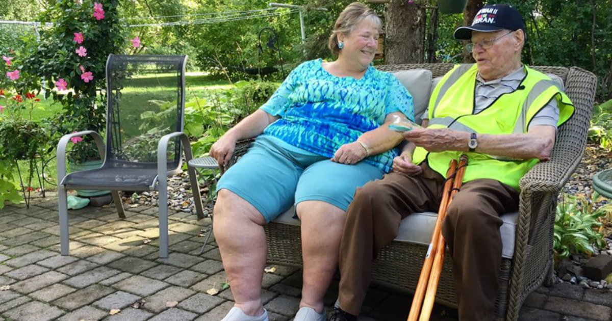 Neighborhood Leaves Empty Chairs For WW2 Veteran And It Is Moving_ everything inspirational 