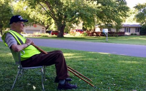 Neighborhood Leaves Empty Chairs For WW2 Veteran And It Is Moving_ everything inspirational
